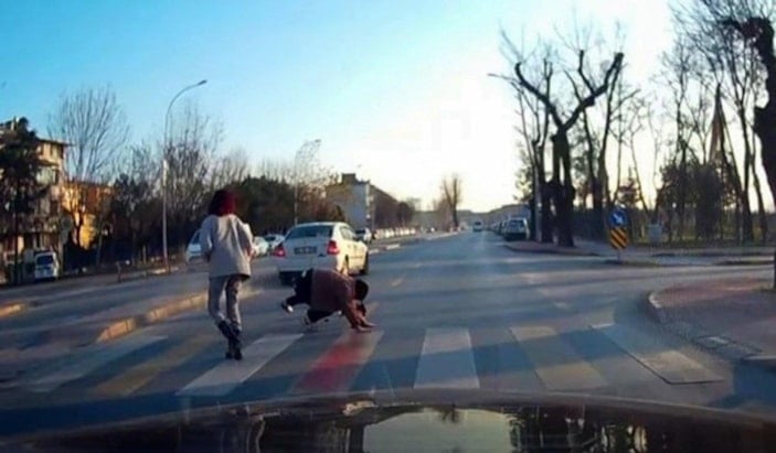 Sakarya'da yaya geçidinde yayaya çarpan sürücü, arkasına bakmadan uzaklaştı