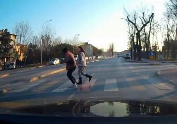 Sakarya'da yaya geçidinde yayaya çarpan sürücü, arkasına bakmadan uzaklaştı