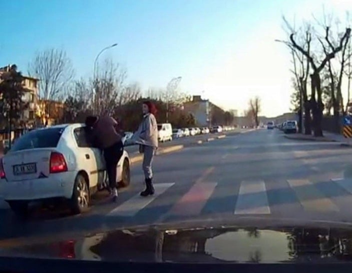 Sakarya'da yaya geçidinde yayaya çarpan sürücü, arkasına bakmadan uzaklaştı