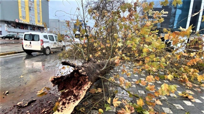 i Antalya'da şiddetli yağmur hayatı durma noktasına getirdi