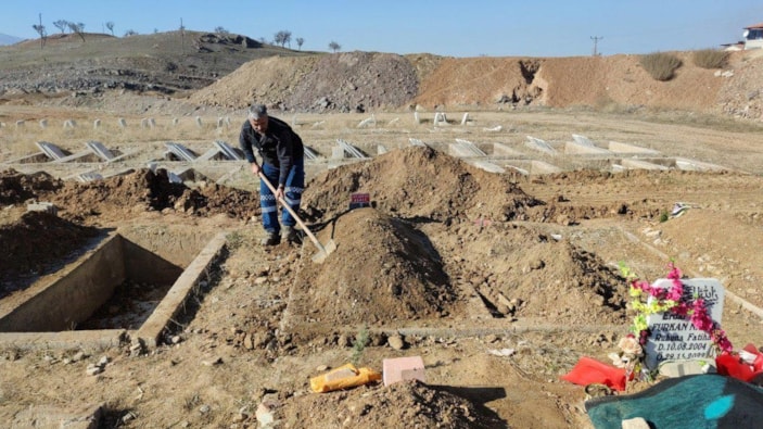 Elazığ'da cenazesi kabul edilmeyen engelli kızın mezarına karanfil bırakıldı