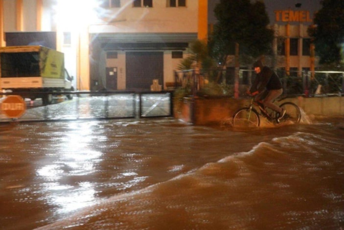 İzmir sele teslim oldu 