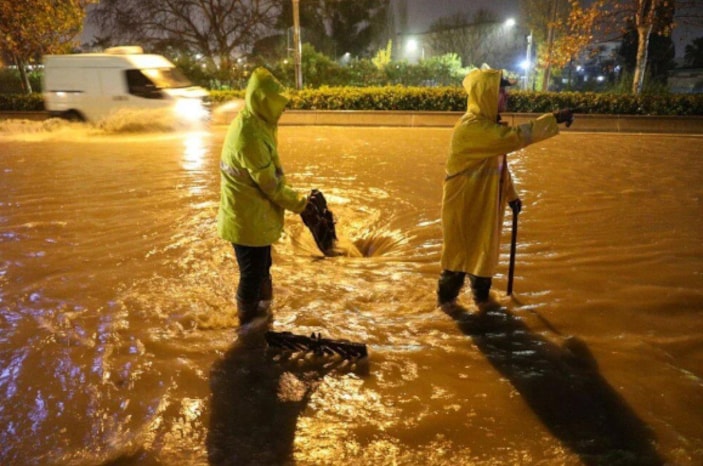 İzmir sele teslim oldu 