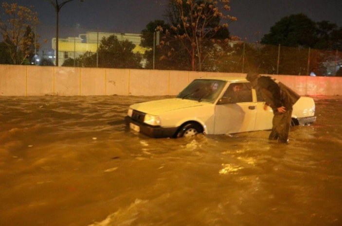 İzmir sele teslim oldu 