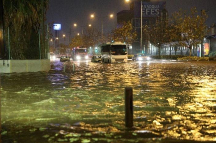 İzmir sele teslim oldu 