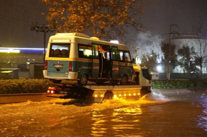 İzmir sele teslim oldu 