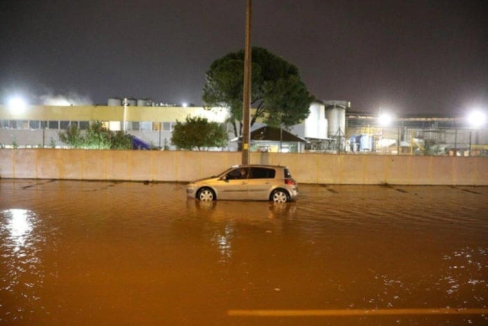 İzmir sele teslim oldu 