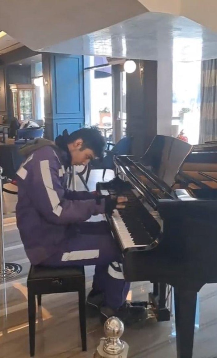 Siparişi teslim ettikten sonra piyanonun başına geçen kuryeden şov