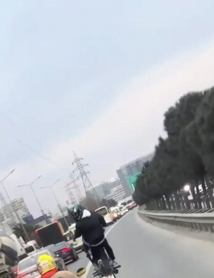 Motosikletlinin tek teker üzerinde tehlikeli yolculuğu -2