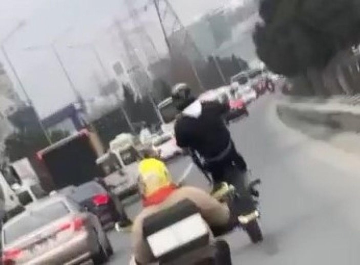 Motosikletlinin tek teker üzerinde tehlikeli yolculuğu -3