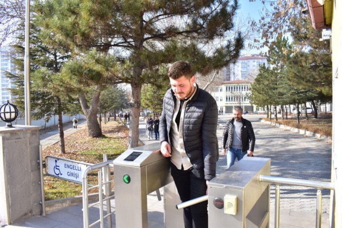 Oğluyla üniversitenin aynı bölümünde eğitim görüyor -1