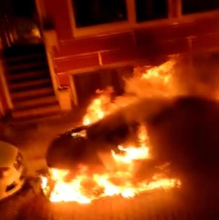 Sultangazi'de eski eşini darbedip araçları yakan şahıs yakalandı