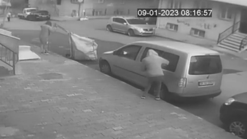 Sultangazi'de kağıt toplayıcı gibi gelip park halindeki aracı soydular