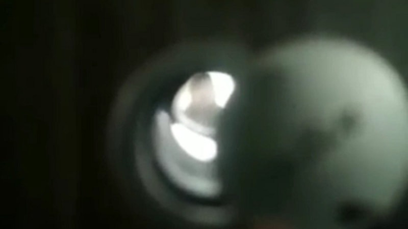 Hatay’da eve girmeye çalışan hırsızı, kapı deliğinden görüntüledi 