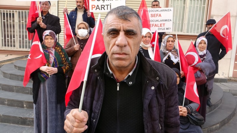 Evlat nöbetindeki baba: Çocuklarımızı alana kadar ayrılmayacağız