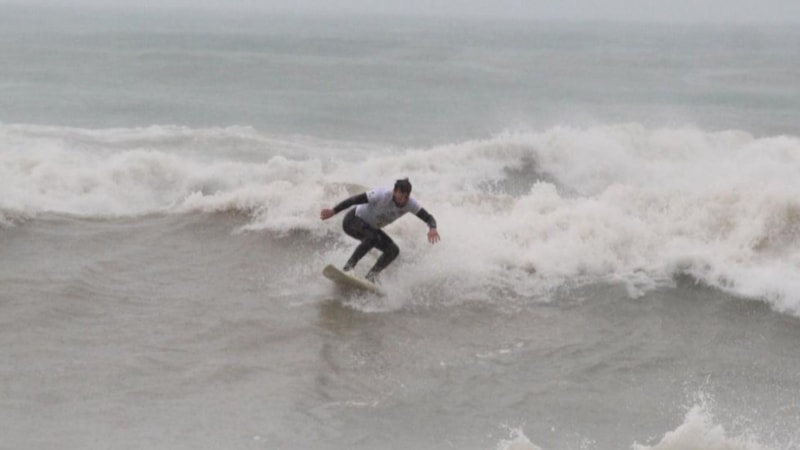 Antalya'da sörfçüler dev dalgalar arasında yarıştı