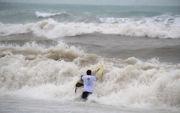 Antalya'da sörfçüler dev dalgalar arasında yarıştı