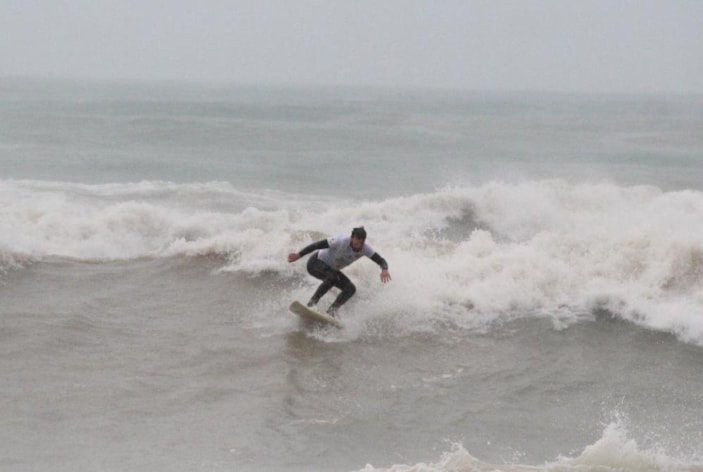 Antalya'da sörfçüler dev dalgalar arasında yarıştı