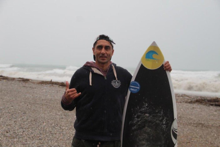 Antalya'da sörfçüler dev dalgalar arasında yarıştı