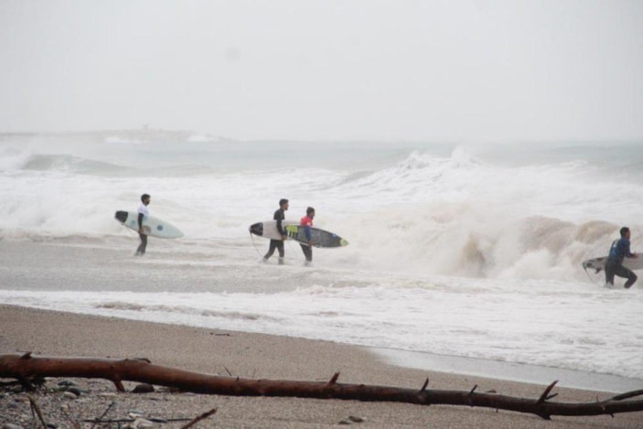 Antalya'da sörfçüler dev dalgalar arasında yarıştı