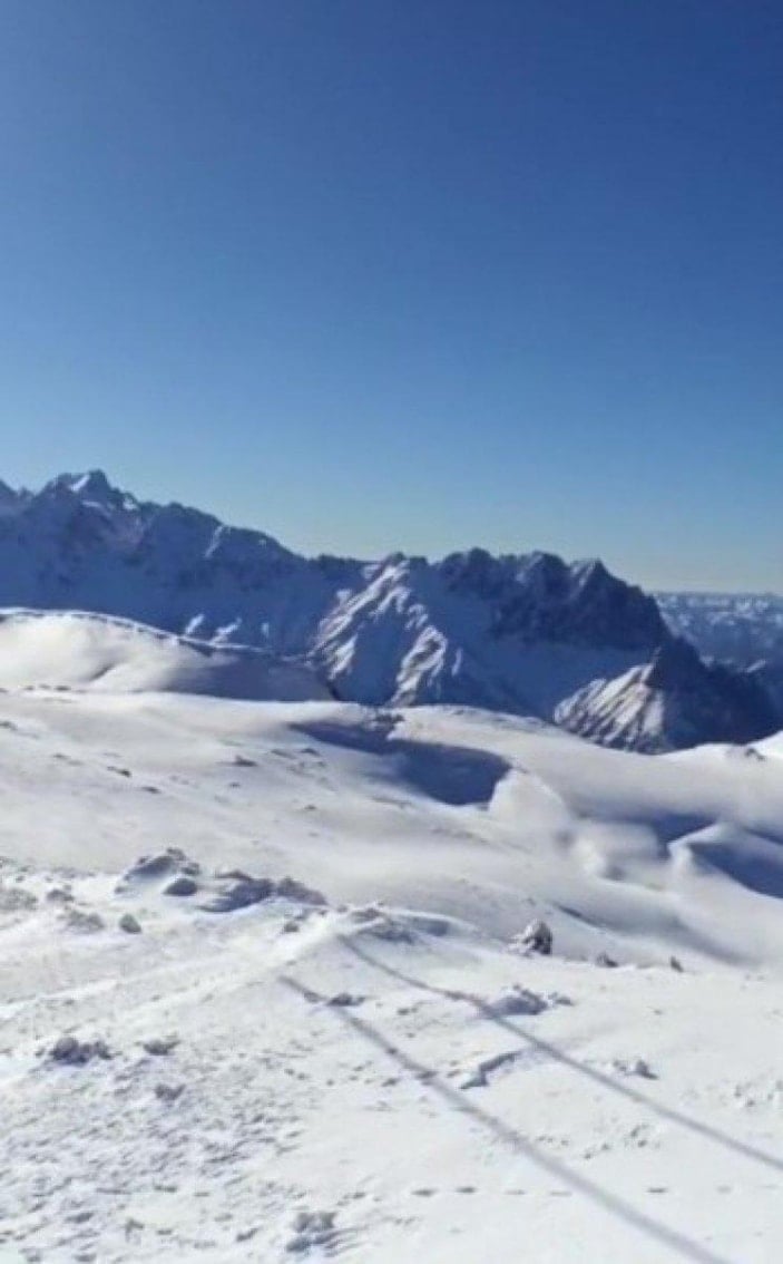Hakkari Yüksekova'da elektrik direkleri dondu