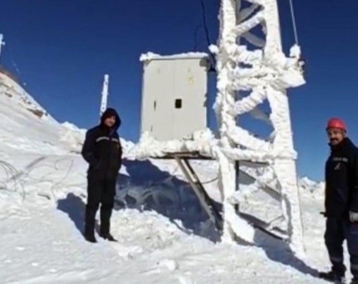 Hakkari Yüksekova'da elektrik direkleri dondu