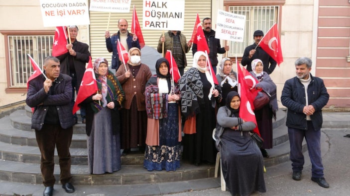 Evlat nöbetindeki baba: Çocuklarımızı alana kadar ayrılmayacağız