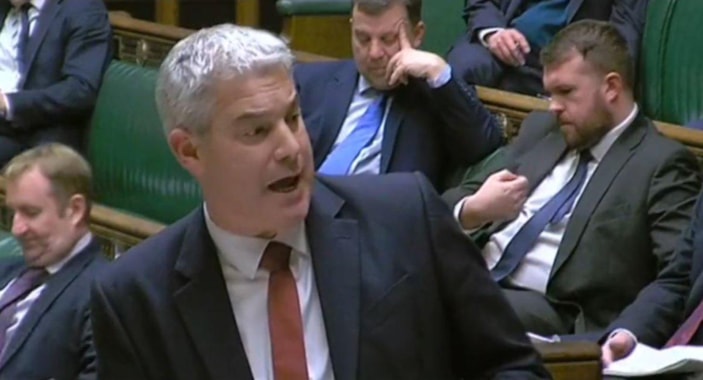 İngiliz milletvekili Gullis, tırnağını yerken görüntülendi