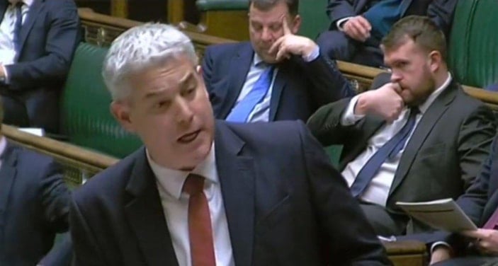 İngiliz milletvekili Gullis, tırnağını yerken görüntülendi