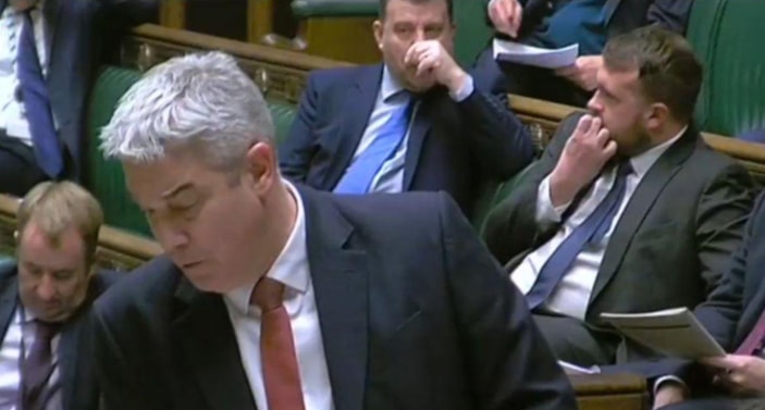 İngiliz milletvekili Gullis, tırnağını yerken görüntülendi