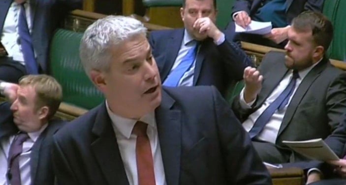 İngiliz milletvekili Gullis, tırnağını yerken görüntülendi