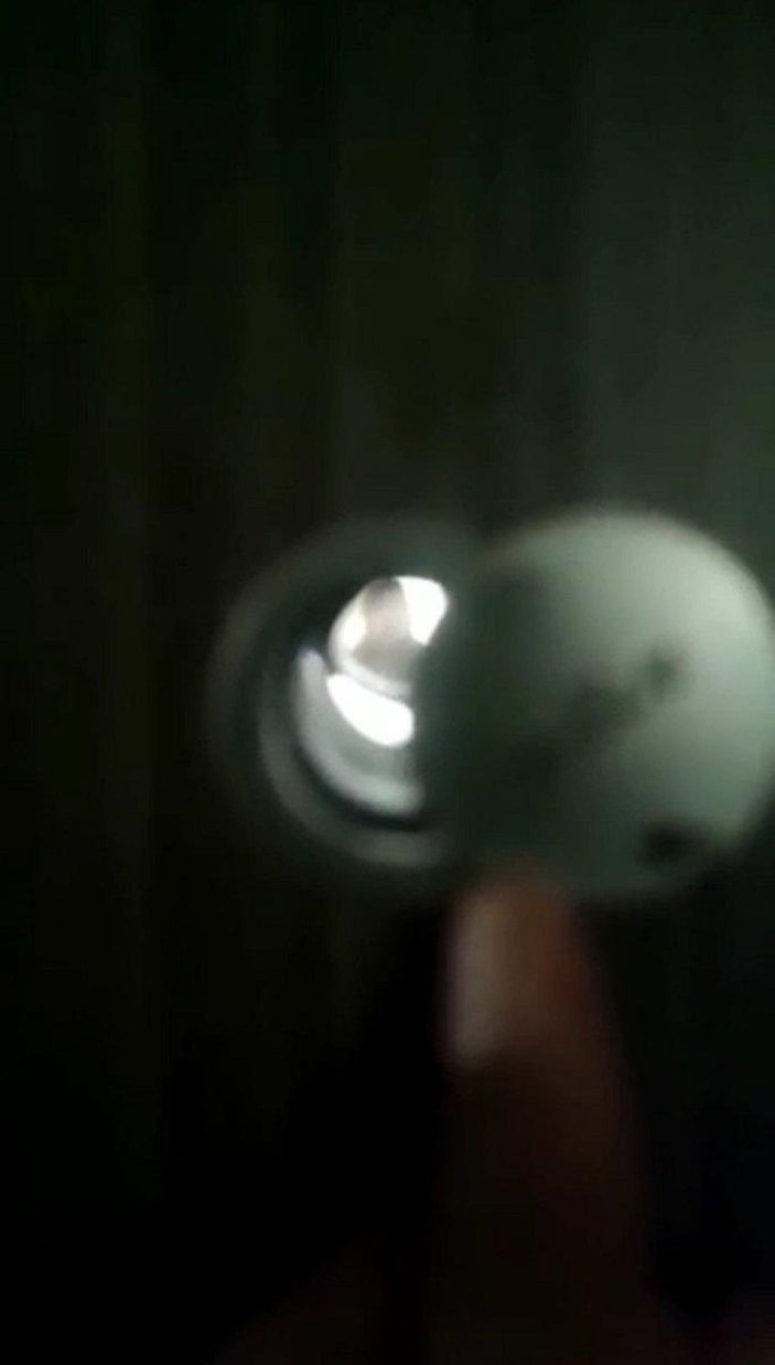 Hatay’da eve girmeye çalışan hırsızı, kapı deliğinden görüntüledi 