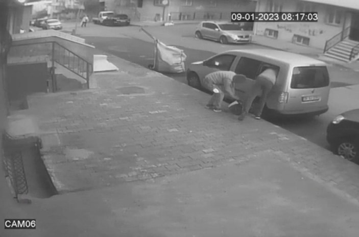 Sultangazi'de kağıt toplayıcı gibi gelip park halindeki aracı soydular