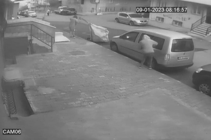 Sultangazi'de kağıt toplayıcı gibi gelip park halindeki aracı soydular