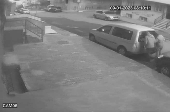 Sultangazi'de kağıt toplayıcı gibi gelip park halindeki aracı soydular