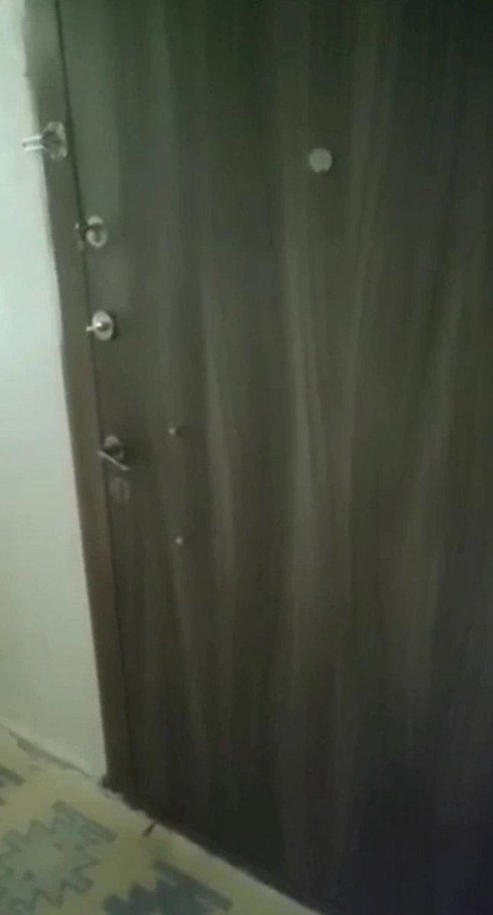 Hatay’da eve girmeye çalışan hırsızı, kapı deliğinden görüntüledi 
