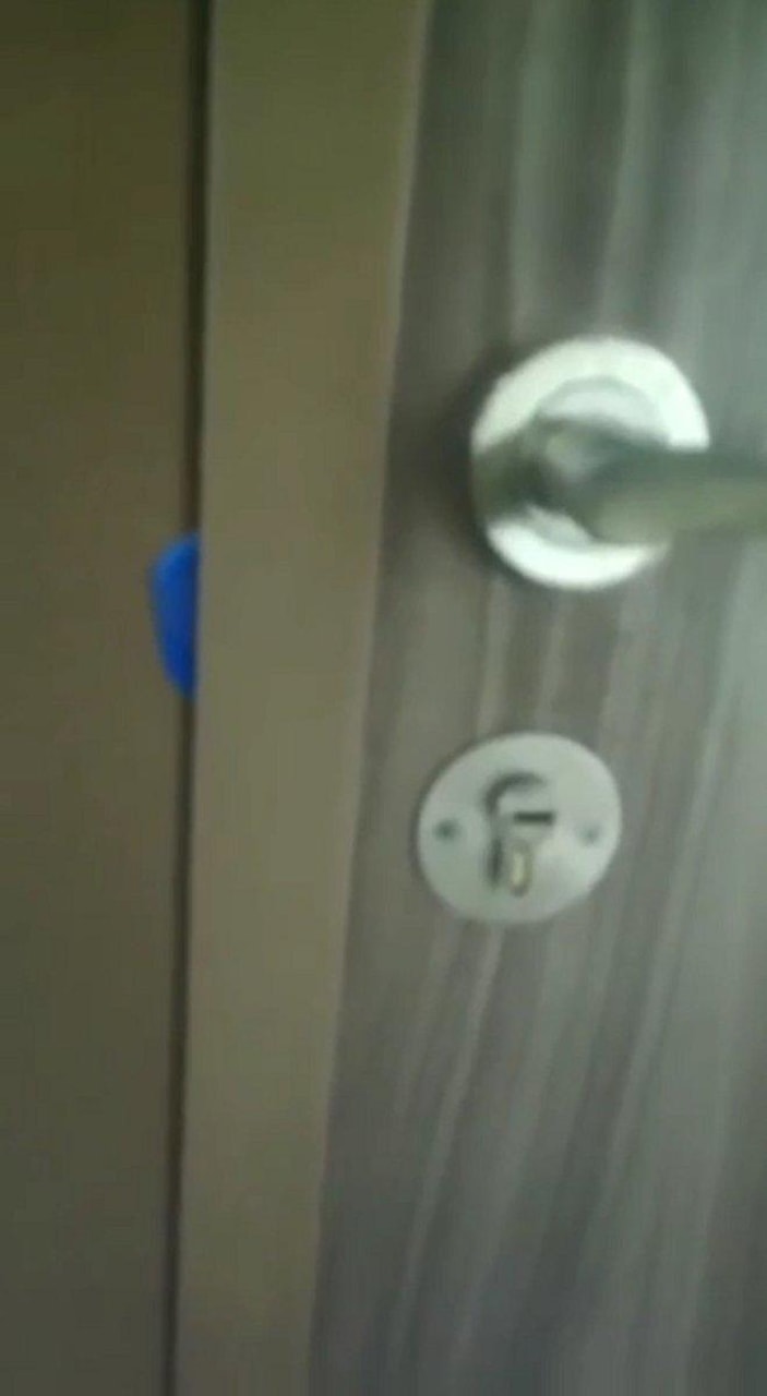 Hatay’da eve girmeye çalışan hırsızı, kapı deliğinden görüntüledi 