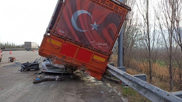 Bursa'da duran tırın altına girdi