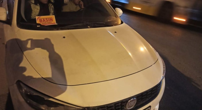 Şüpheli araçtaki basın kartı sahte çıktı; 2 kişiye işlem yapıldı -1