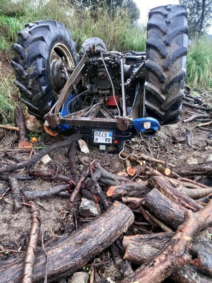 Traktör altında kalıp hipotermi geçirdi, arkadaşını arayınca kurtarıldı -3