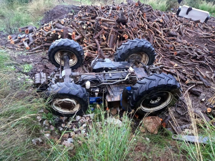 Traktör altında kalıp hipotermi geçirdi, arkadaşını arayınca kurtarıldı -1