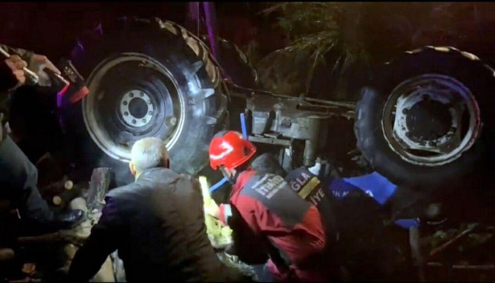 Traktör altında kalıp hipotermi geçirdi, arkadaşını arayınca kurtarıldı -4
