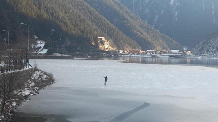 Uzungöl'ün yüzeyinin bir bölümü buz tuttu