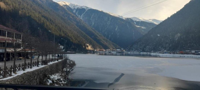 Uzungöl'ün yüzeyinin bir bölümü buz tuttu