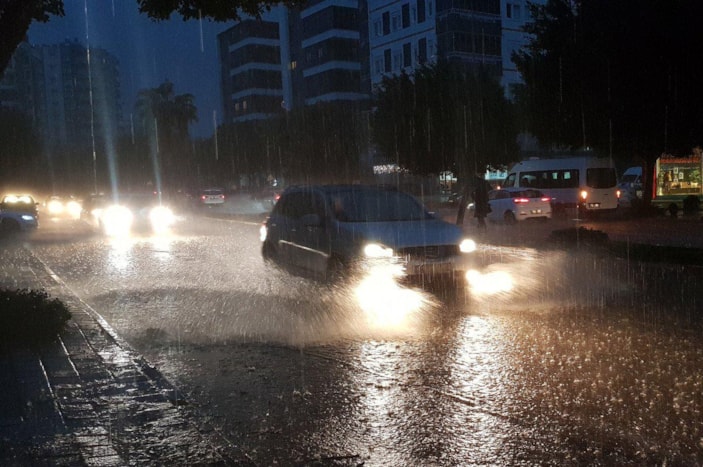 Antalya'da kuvvetli yağmur hayatı felç etti