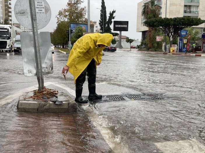 Antalya'da kuvvetli yağmur hayatı felç etti