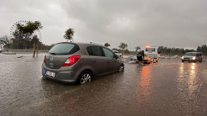 Antalya'da kuvvetli yağmur hayatı felç etti