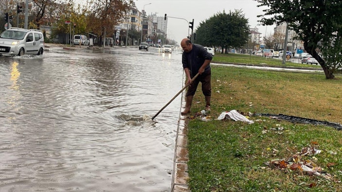 Antalya'da kuvvetli yağmur hayatı felç etti