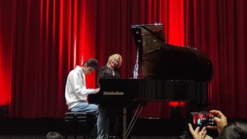 Piyano çalan kurye, sahneye çıktı