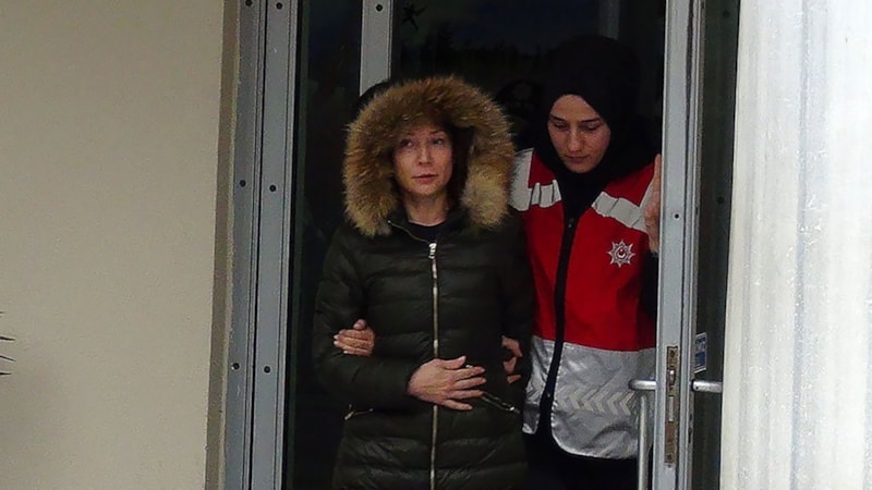 Beşiktaş'ta bir kadın, muhabirin başörtüsüne hakaret iddiasıyla gözaltına alındı